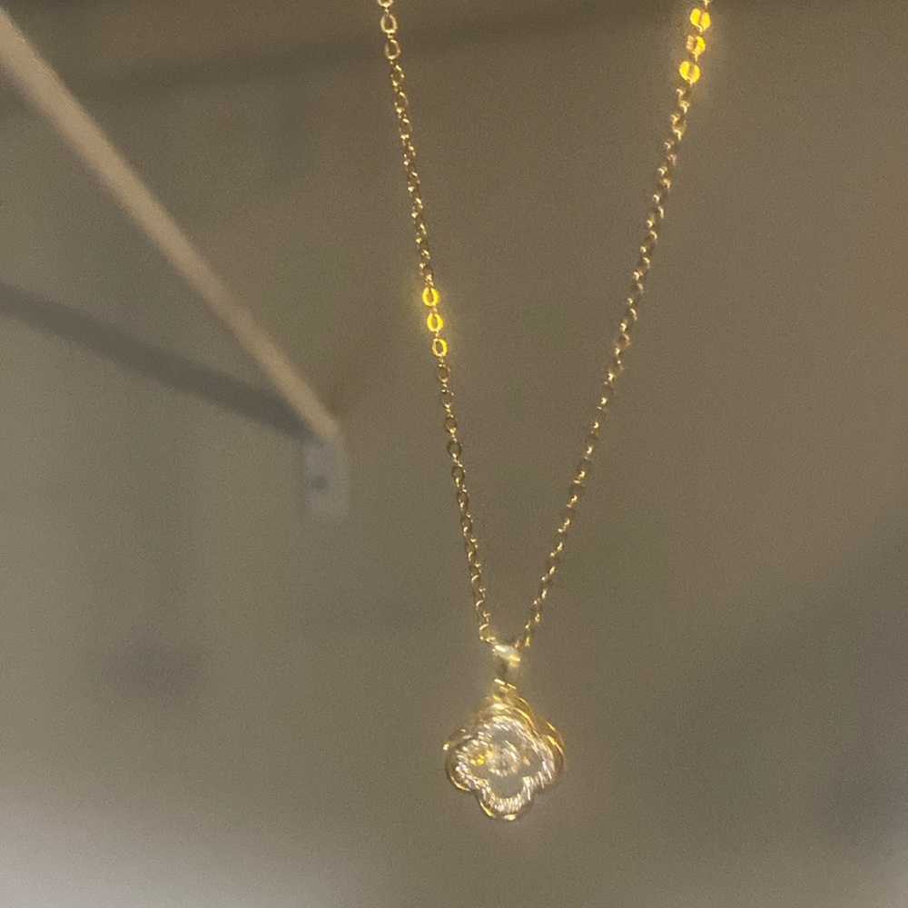 Beautiful unbranded gold necklace